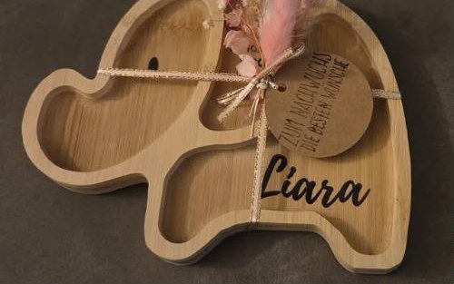 Holzteller in Elefantenform mit eingraviertem Namen „Liara“ und Trockenblumen